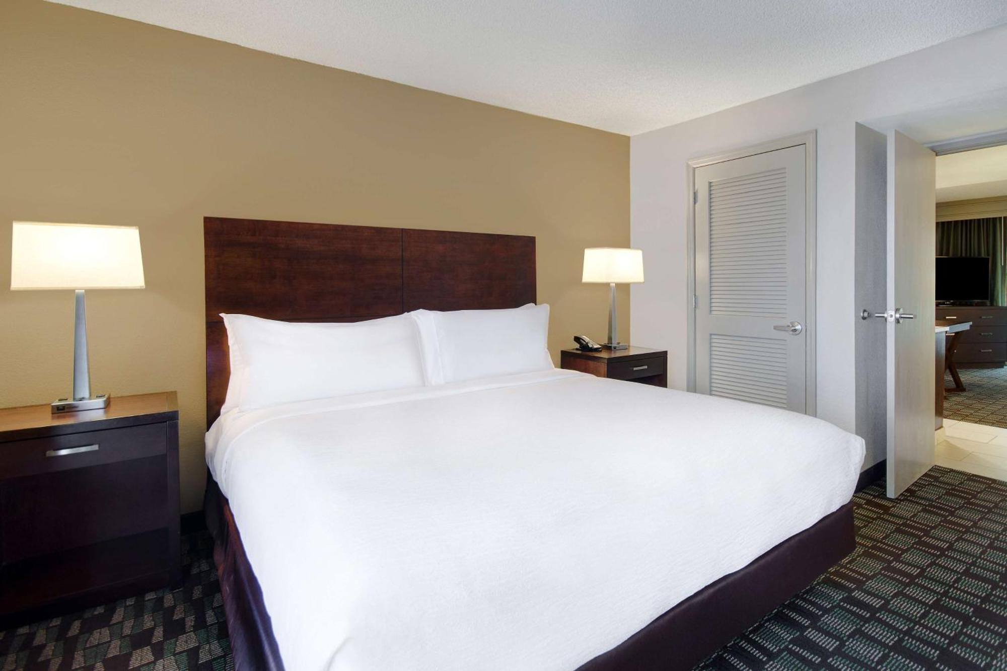 Embassy Suites By Hilton Jacksonville Baymeadows Bagian luar foto